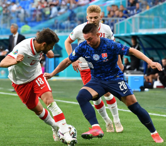 捷克队在对斯洛伐克的比赛中展现出色的实力英语 捷克队在对斯洛伐克的比赛中展现出色的实力英语